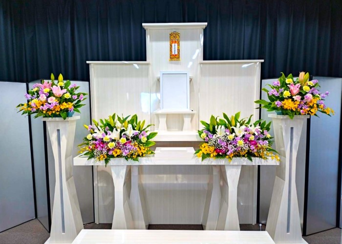 画像：造花＋生花祭壇